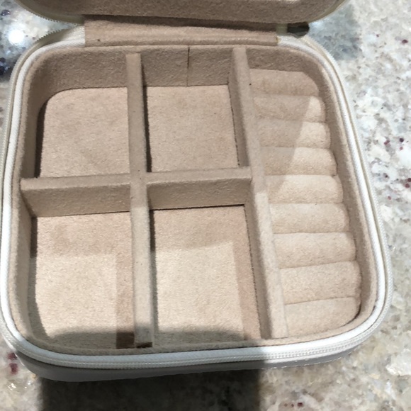 Chico’s Travel Jewelry case - Picture 2 of 6